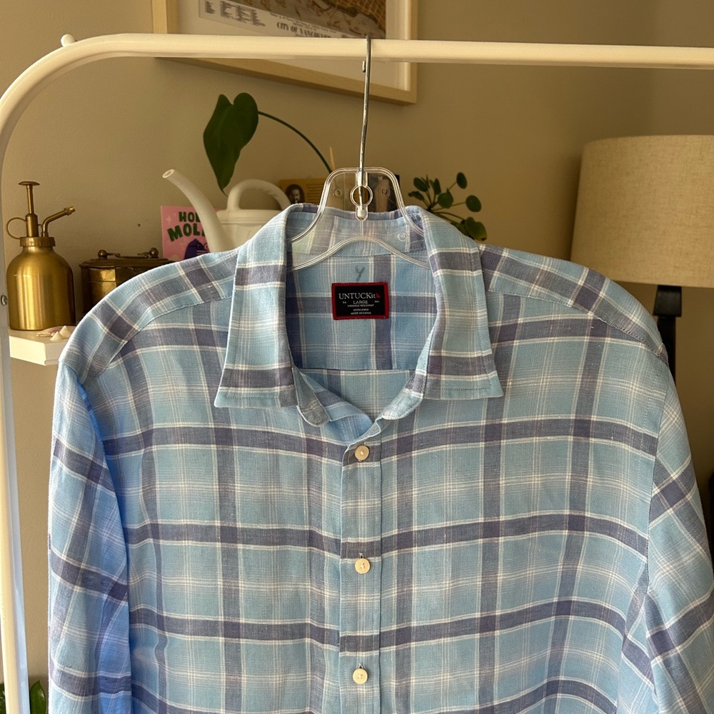 UNTUCKit Men's Light Blue and White Plaid Wrinkle Resistant Linen Shirt